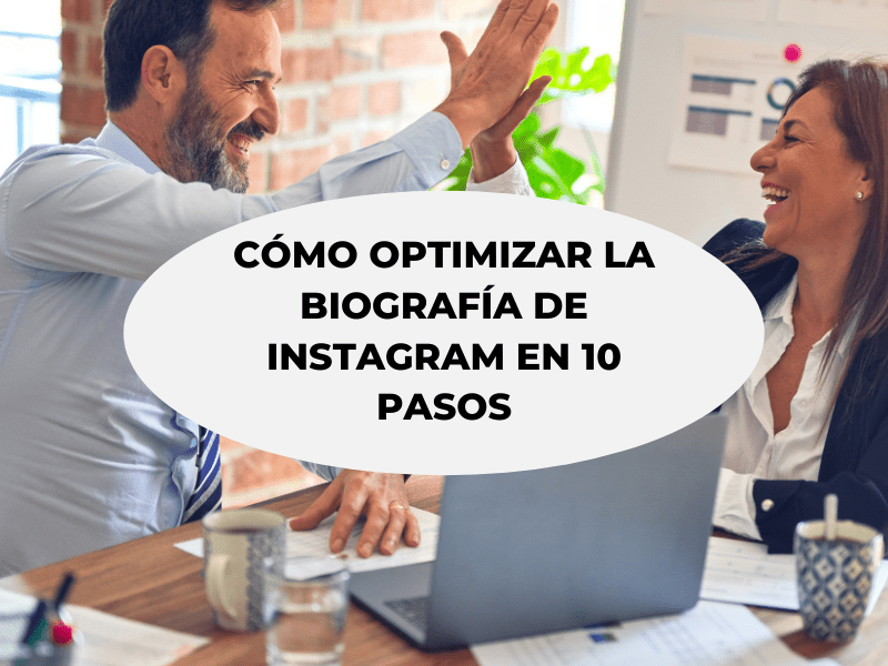 pareja trabajando chocando los cinco